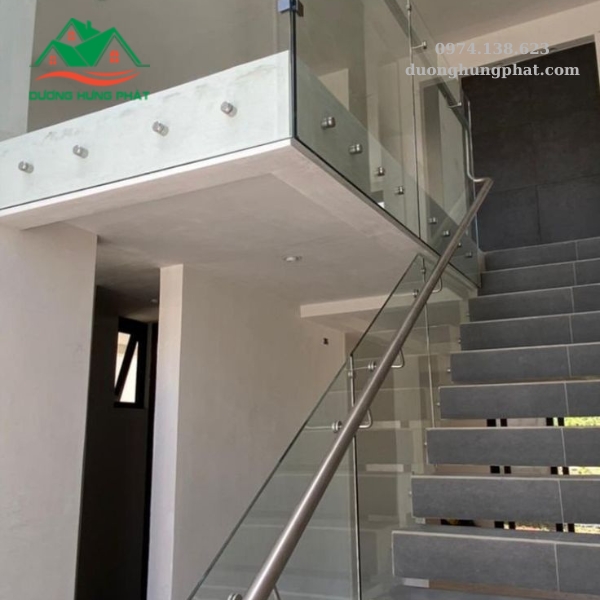 cầu thang kính tay vịn inox